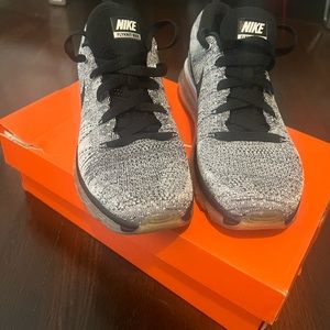 Nike Flyknit Max